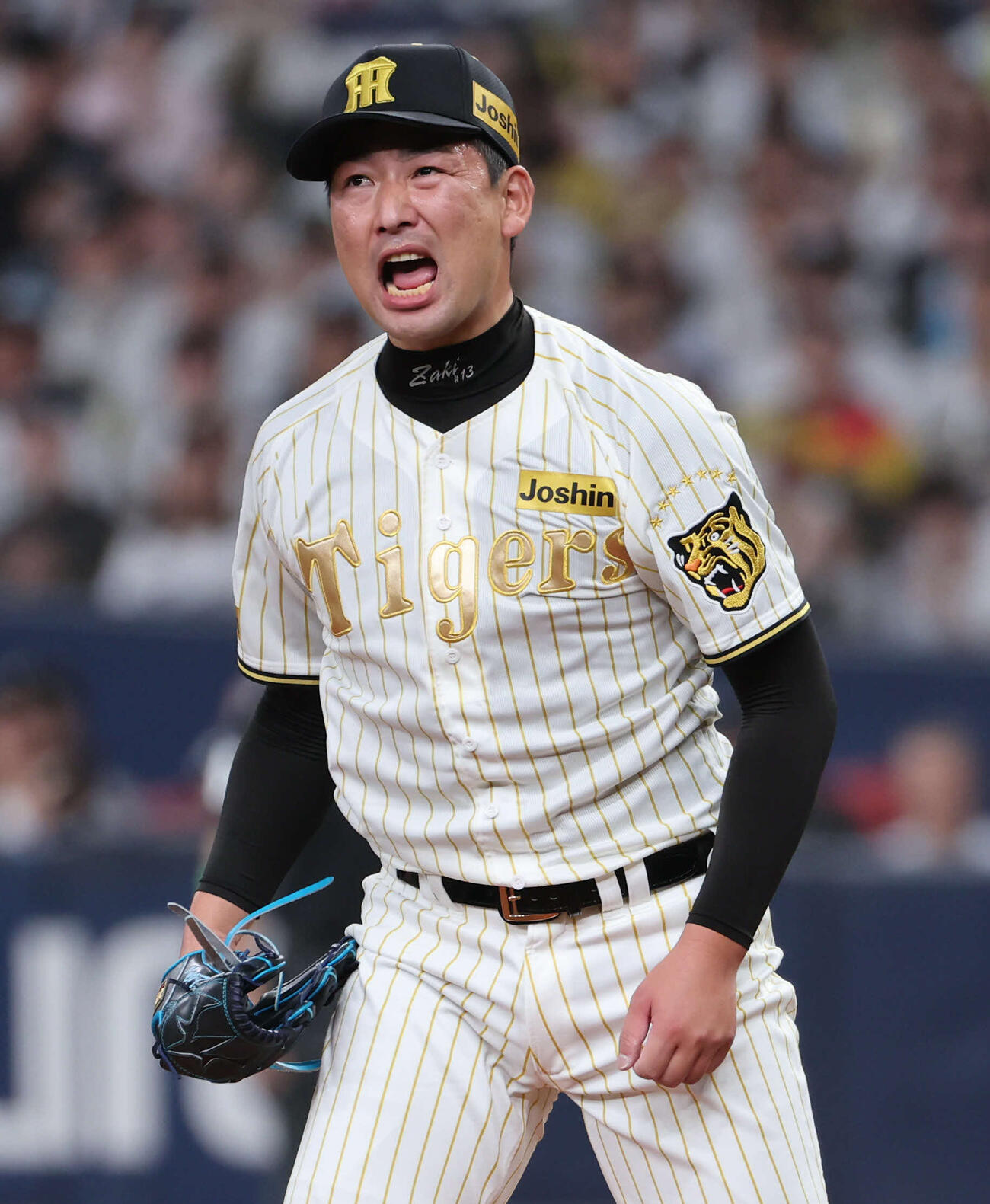 阪神対DeNA 9回表DeNA2死一、二塁、最後の打者を三振に打ち取った岩崎はさけぶ（撮影・西尾就之）