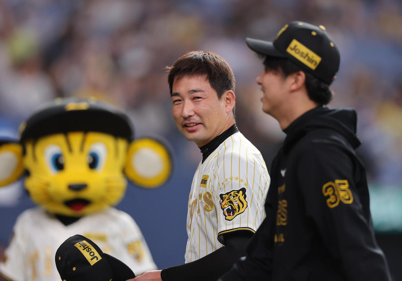 阪神対DeNA DeNAに勝利し、才木（手前）と笑顔で話す岩崎（撮影・上山淳一）