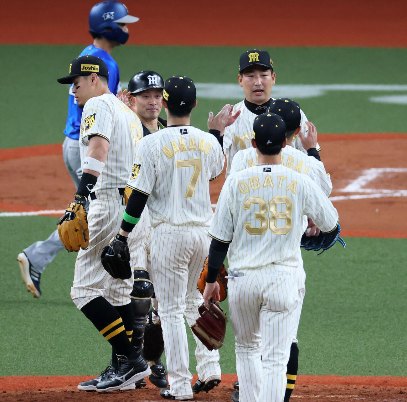 阪神対DeNA 9回表DeNA2死一、二塁、岩崎は筒香を三振に仕留めて試合終了となりマウンドでナインとタッチする（撮影・加藤哉）