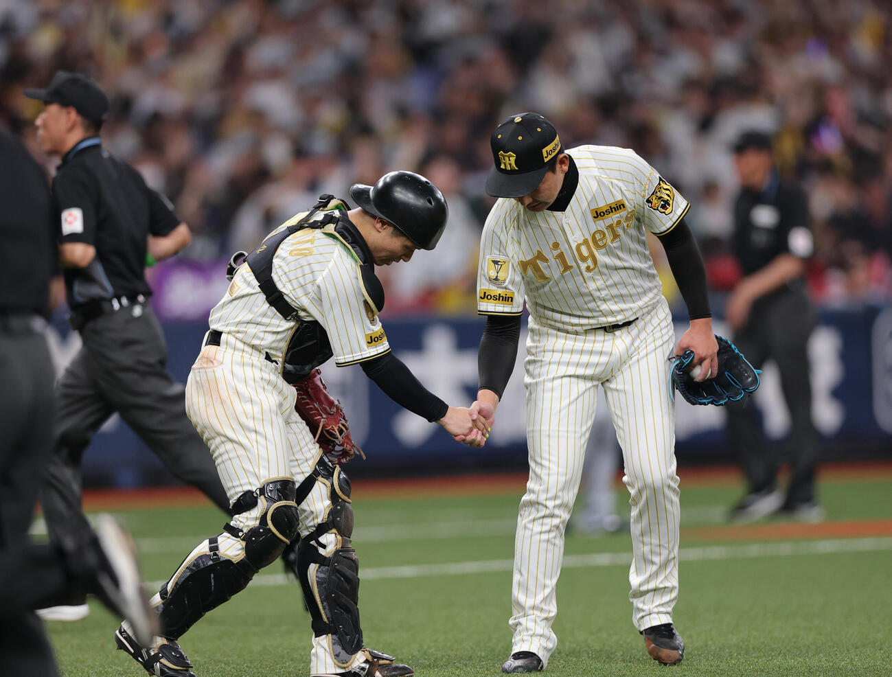 阪神対DeNA DeNAに勝利し、試合を締めた岩崎（右）は坂本とタッチをかわす（撮影・上山淳一）