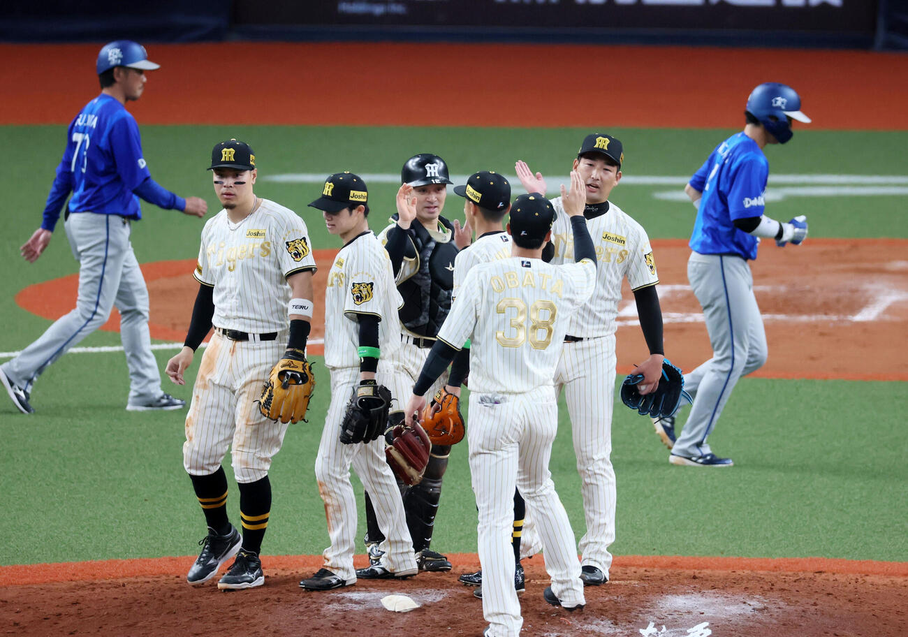 阪神対DeNA 9回表DeNA2死一、二塁、岩崎は筒香を三振に仕留めて試合終了となりマウンドでナインとタッチする（撮影・加藤哉）