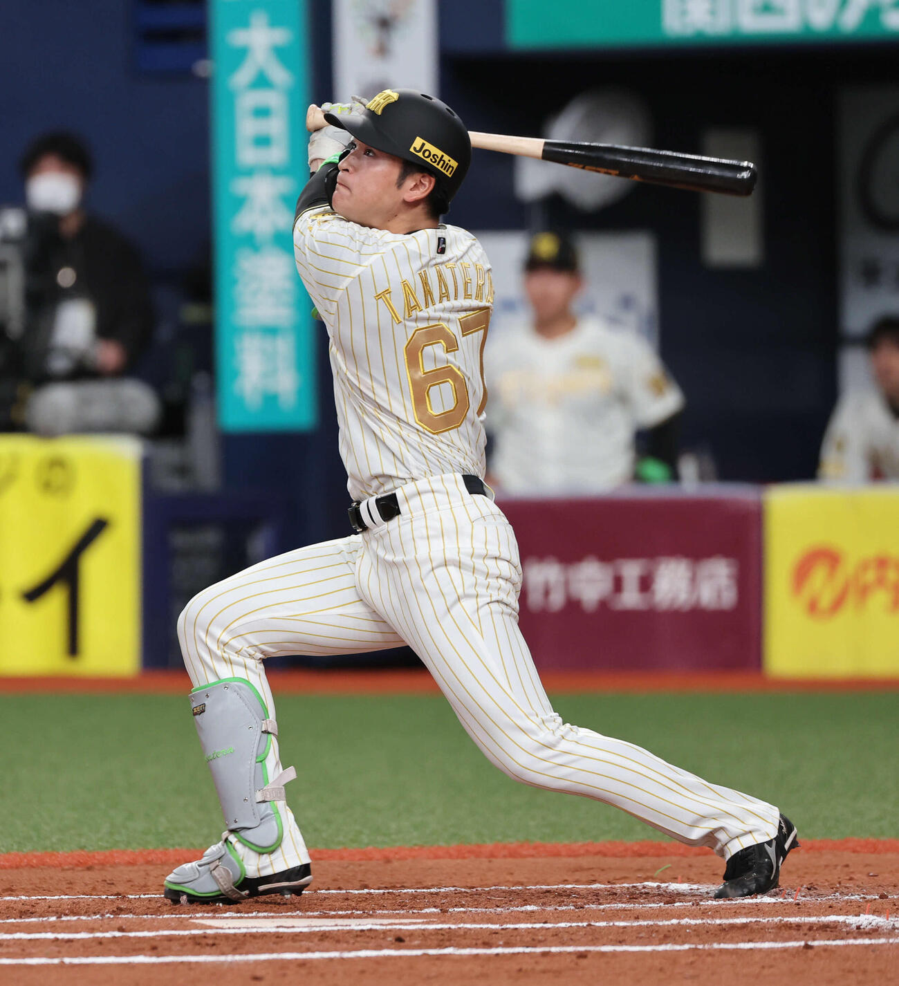 阪神対DeNA 6回裏阪神無死二、三塁、高寺は左犠飛を放つ（撮影・西尾就之）