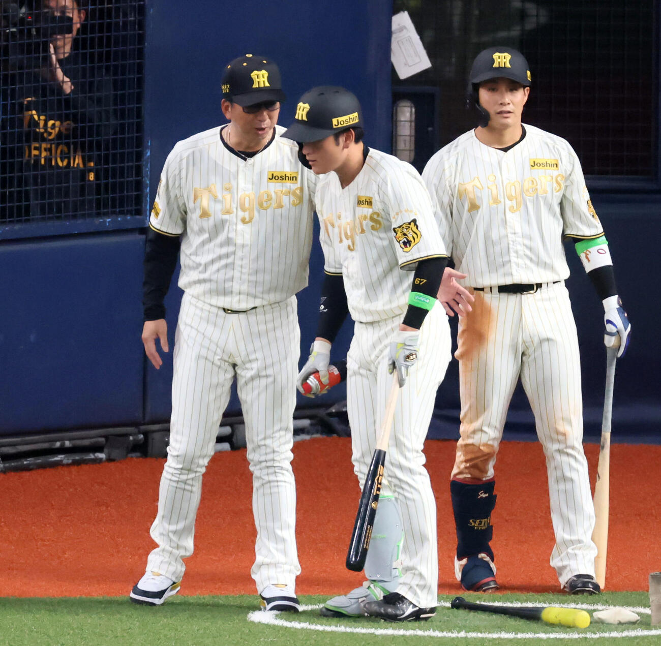 阪神対DeNA 6回裏阪神無死二、三塁、藤川監督（左）は打席へ向かう前の高寺に声をかける（撮影・加藤哉）