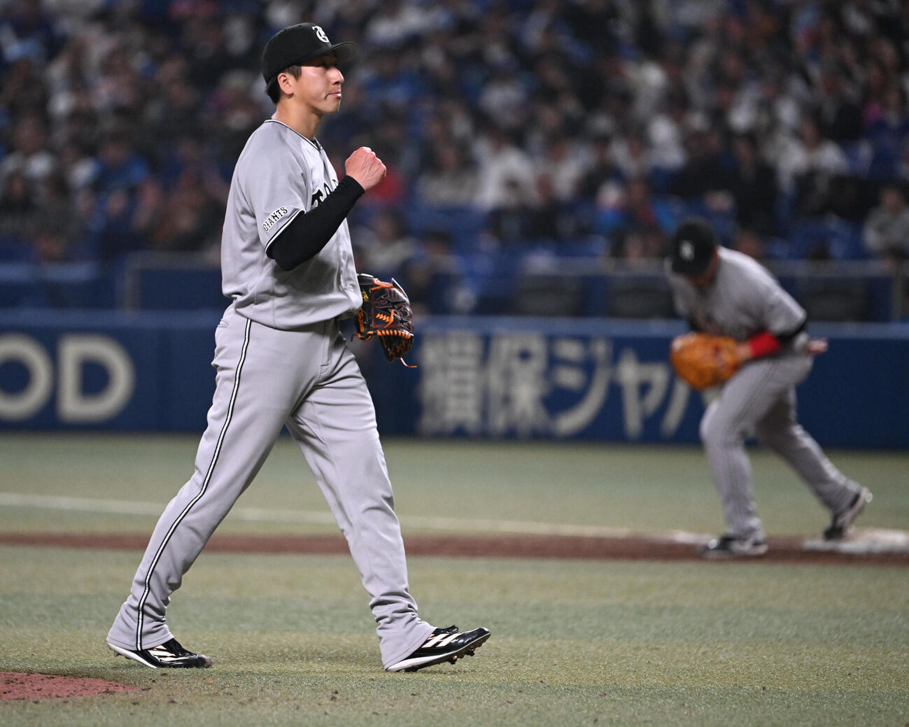中日対巨人　9回裏中日2死、木下を遊ゴロに打ち取りガッツポーズする大勢（撮影・和賀正仁）