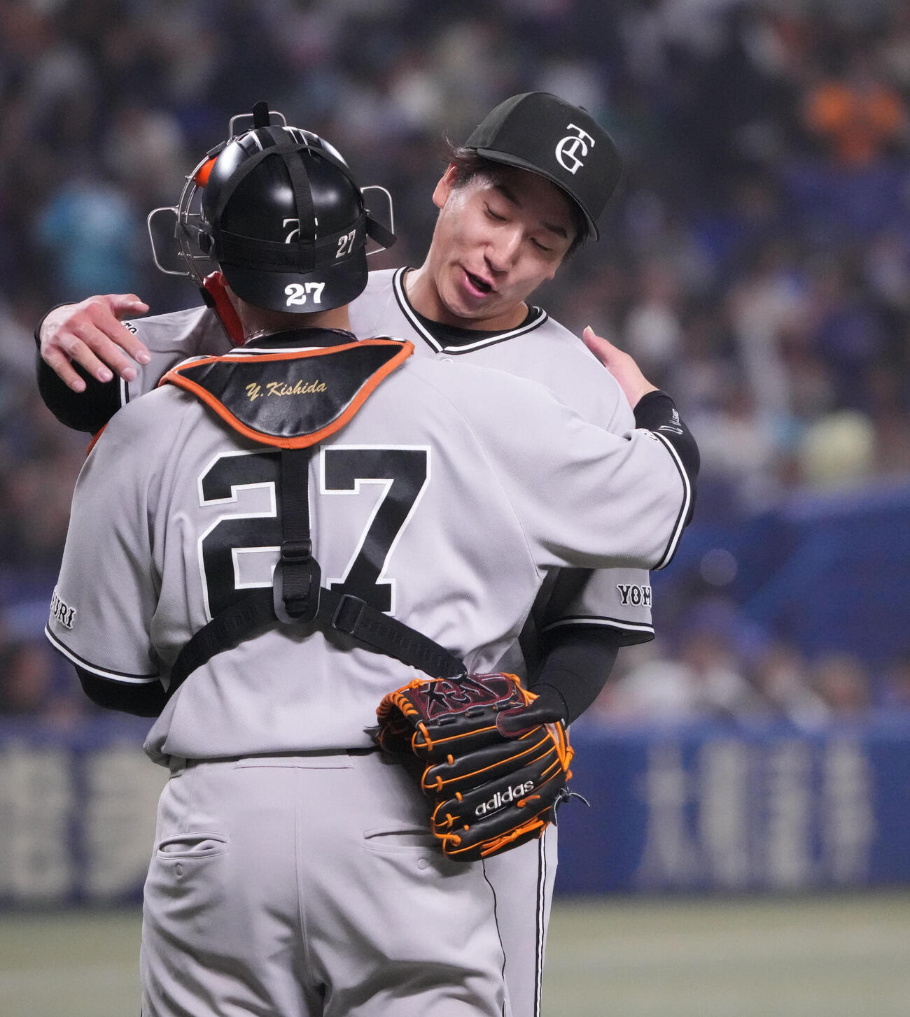 中日対巨人　試合終了、大勢（右）は岸田と喜ぶ（撮影・森本幸一）