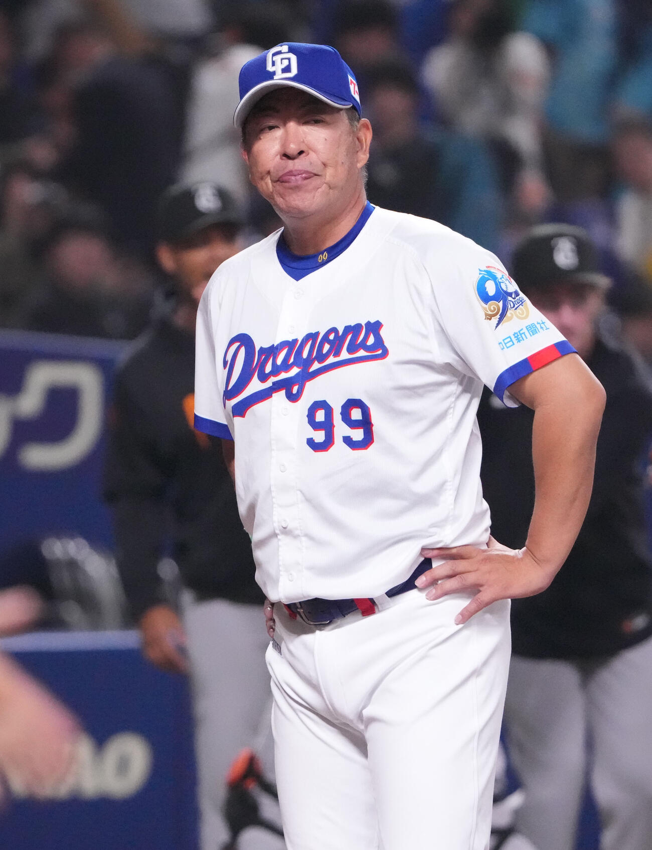 中日対巨人　試合終了、中日に勝利し阿部監督（左から2人目）はナインを迎える（撮影・森本幸一）