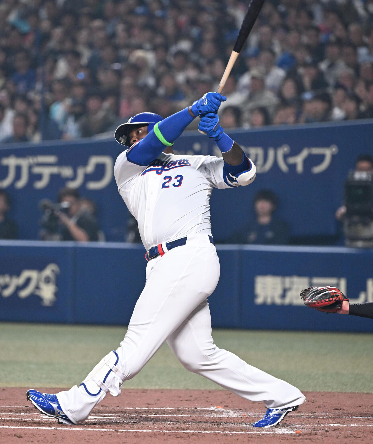 中日対巨人　2回裏中日1死、左越え本塁打を放つサノー（撮影・和賀正仁）