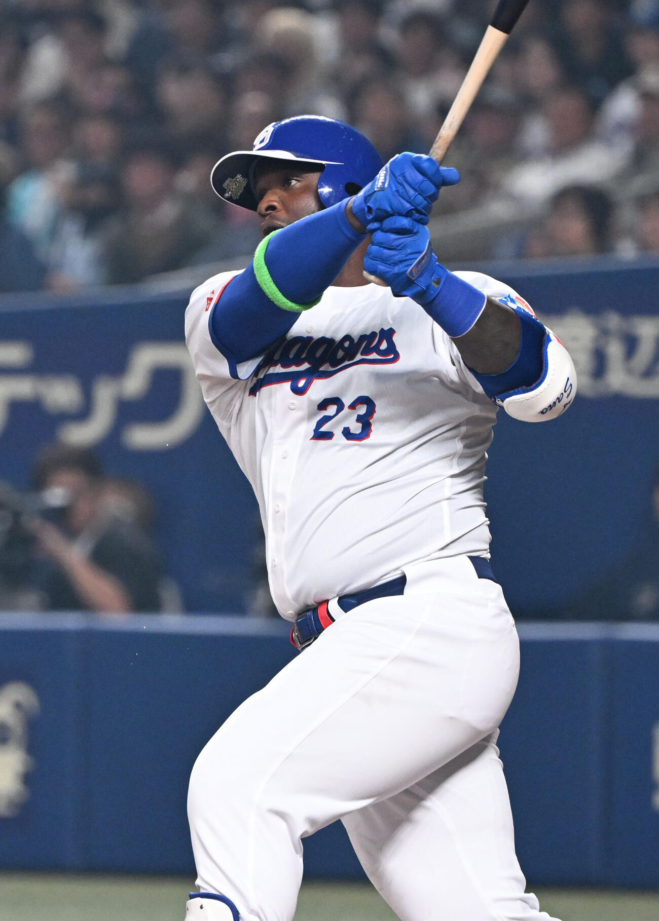 中日対巨人　2回裏中日1死、左越え本塁打を放つサノー（撮影・和賀正仁）