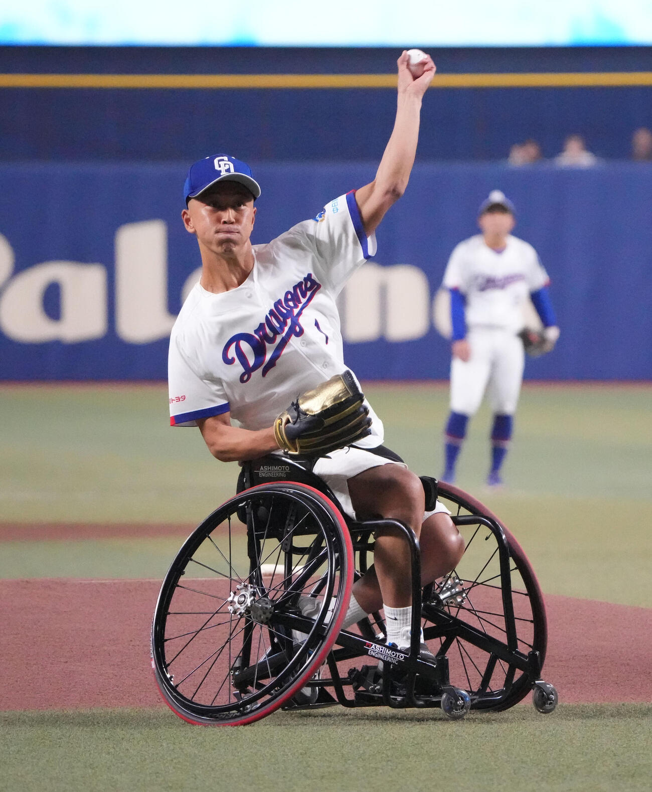 中日対巨人　試合前に始球式を行う小田凱人（撮影・森本幸一）