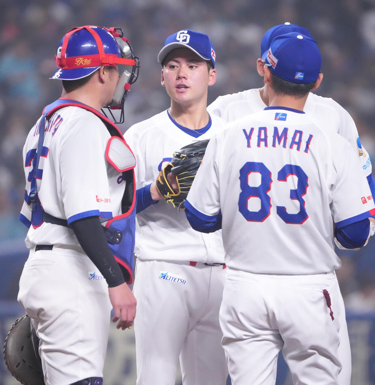 中日対巨人　6回表巨人2死一、三塁、マウンドの金丸（左から2人目）のもとに集まる中日ナイン（撮影・森本幸一）
