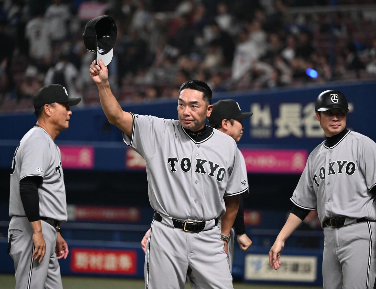 中日対巨人　中日に勝利しファンの声援に応える巨人阿部監督（撮影・和賀正仁）