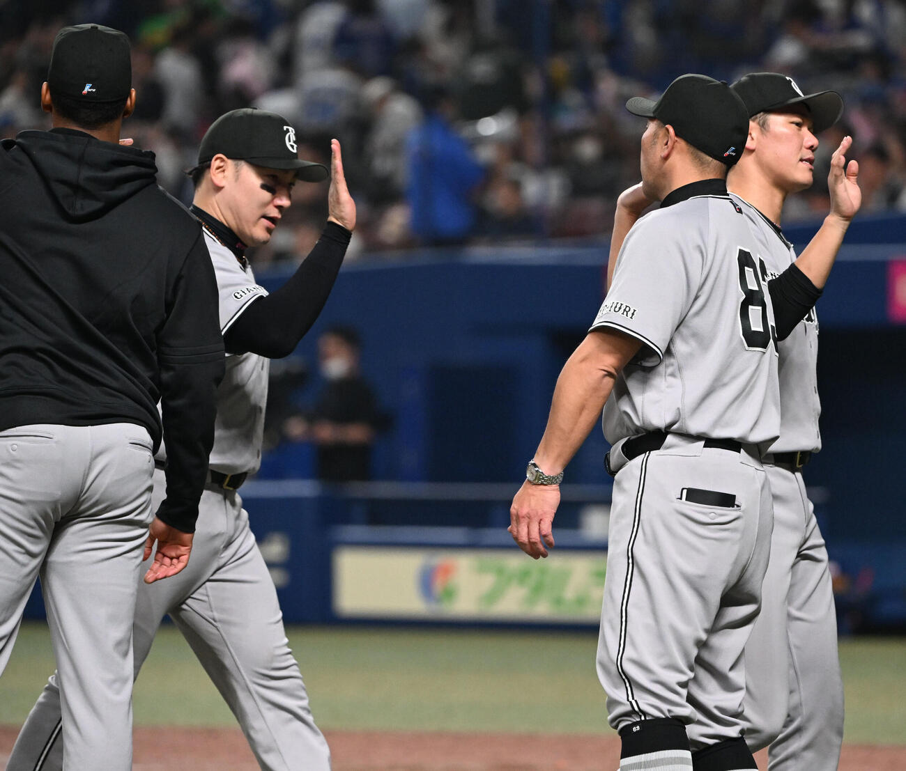 中日対巨人　9回、決勝打を放った巨人丸は阿部監督に迎えられる（撮影・和賀正仁）