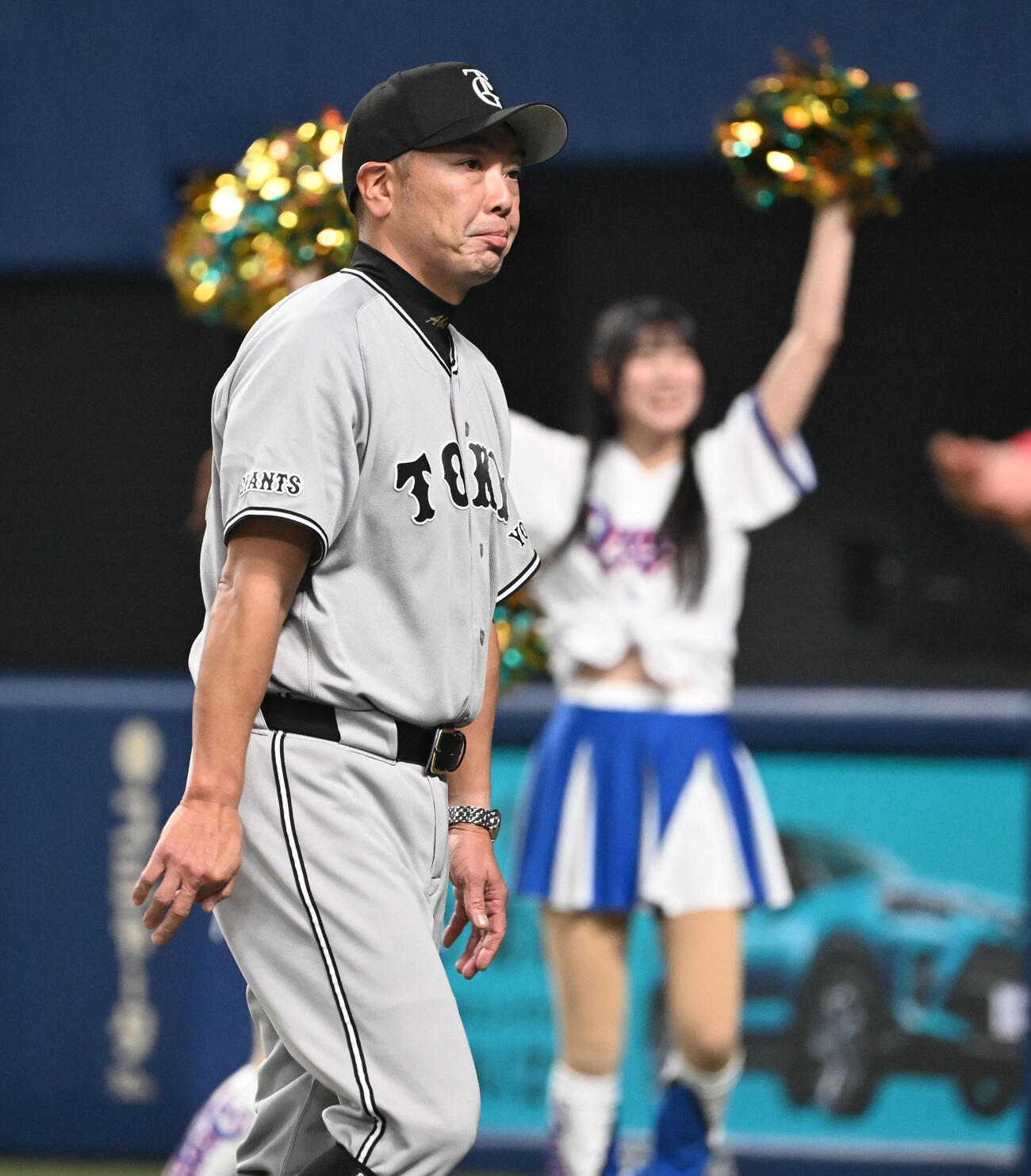 中日対巨人　7回表を終え、選手の交代を告げる巨人阿部監督（撮影・和賀正仁）