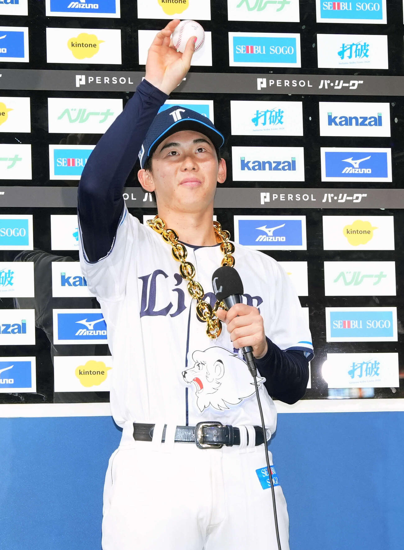 ヒーローインタビューでプロ初ホームランのボールを見せる西武小島（撮影・小島史椰）