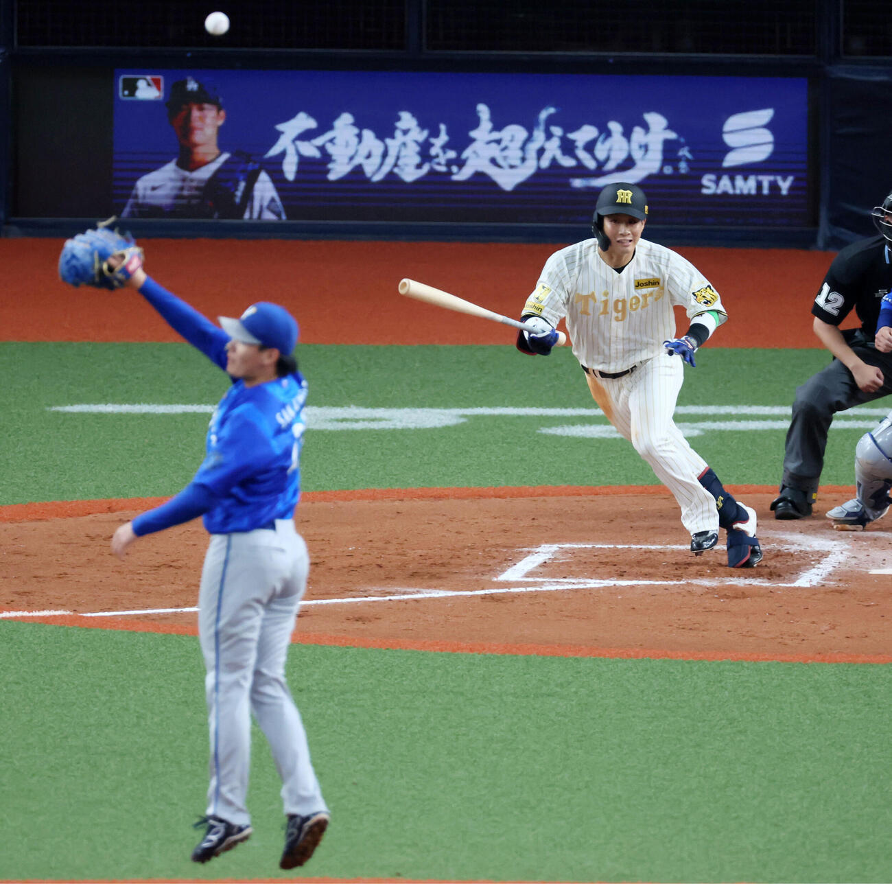 阪神対DeNA 6回裏阪神1死二塁、木浪は中前打を放つ。投手坂本（撮影・加藤哉）