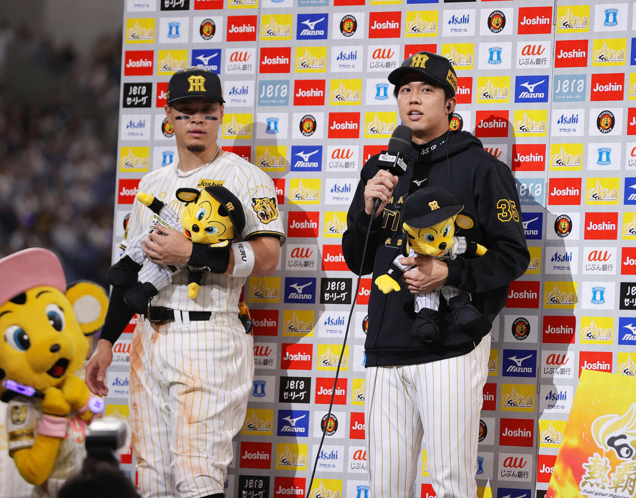 阪神対DeNA　ヒーローインタビューする阪神佐藤（左）と才木（撮影・上山淳一）