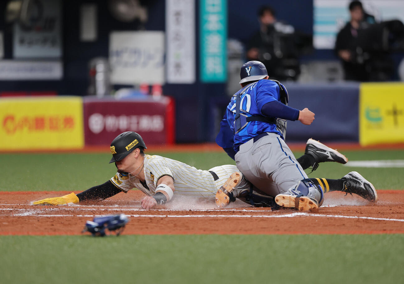 阪神対DeNA 6回裏阪神無死二、三塁、三走佐藤（左）は高寺の左犠飛で生還する（撮影・上山淳一）