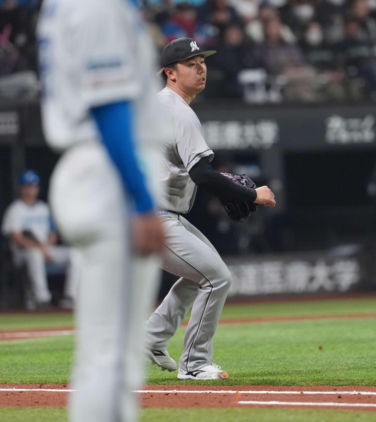日本ハム対ロッテ　2回裏日本ハム1死一、二塁、悪送球する木村（撮影・井上学）