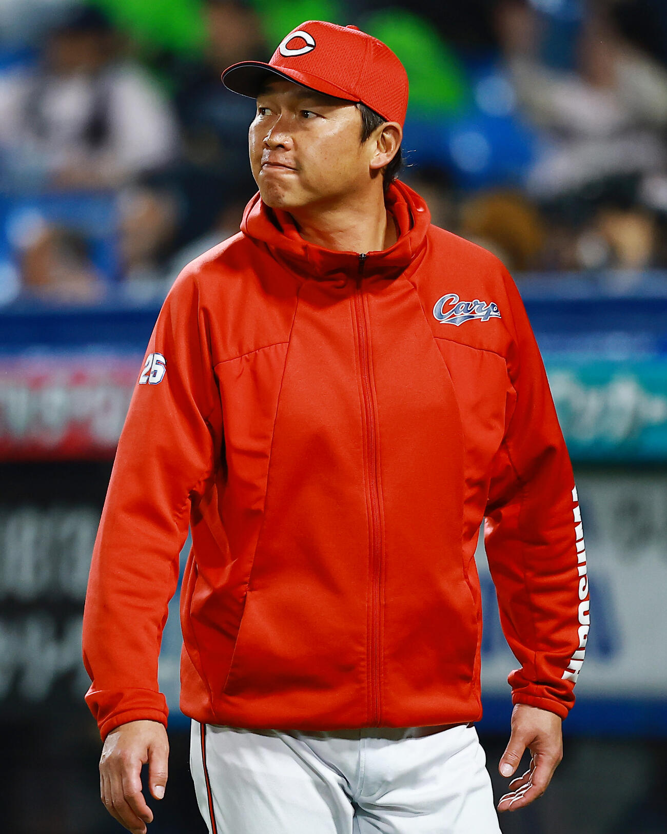 ヤクルト対広島　選手交代を告げベンチに戻る広島新井監督（撮影・野上伸悟）