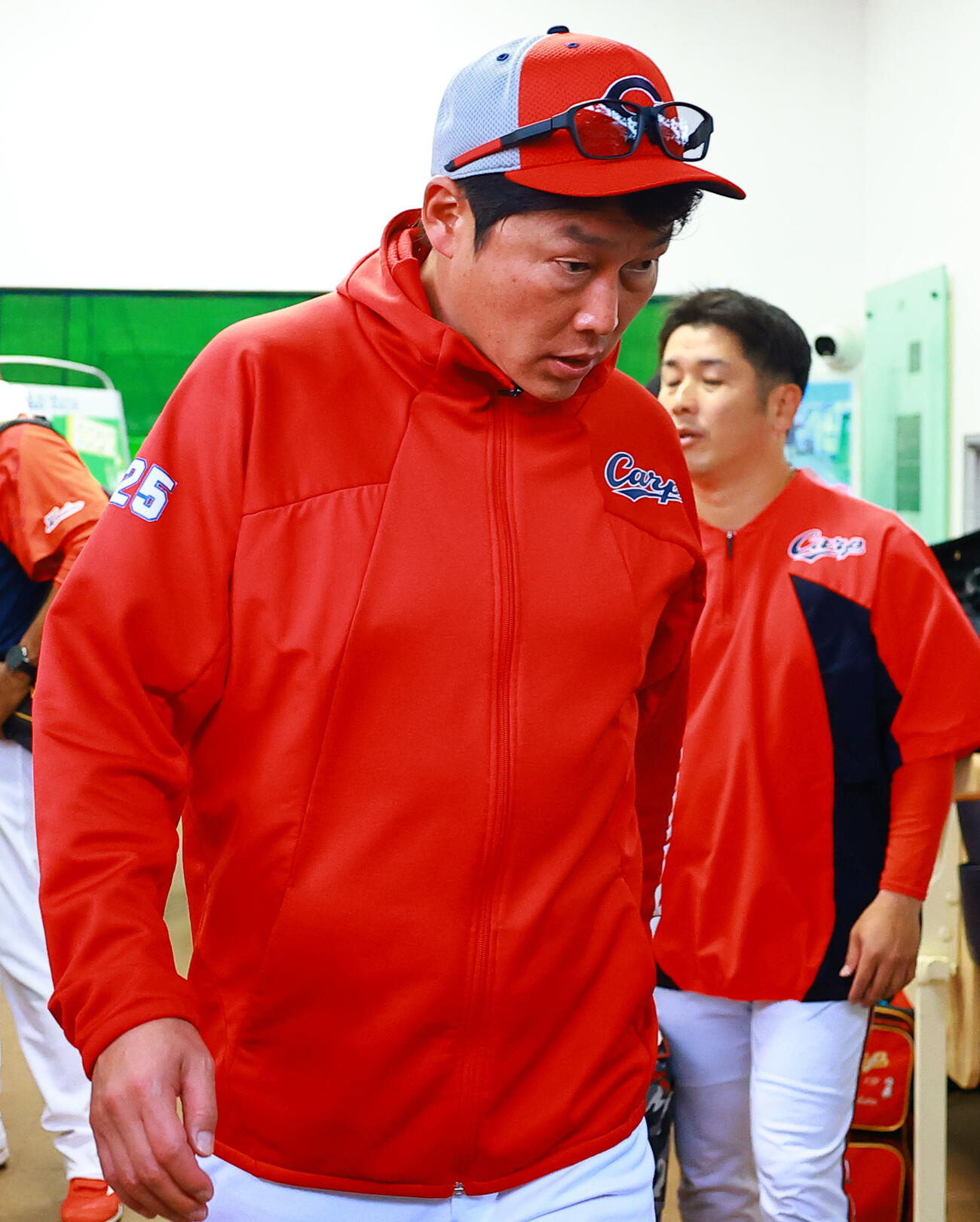 ヤクルト対広島　練習を終え引き揚げる広島新井監督（撮影・野上伸悟）