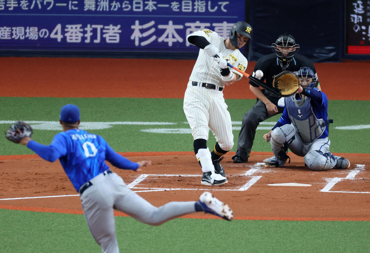 阪神対DeNA 1回裏阪神2死二塁、佐藤は右越え先制適時二塁打を放つ。投手デュプランティエ（撮影・加藤哉）