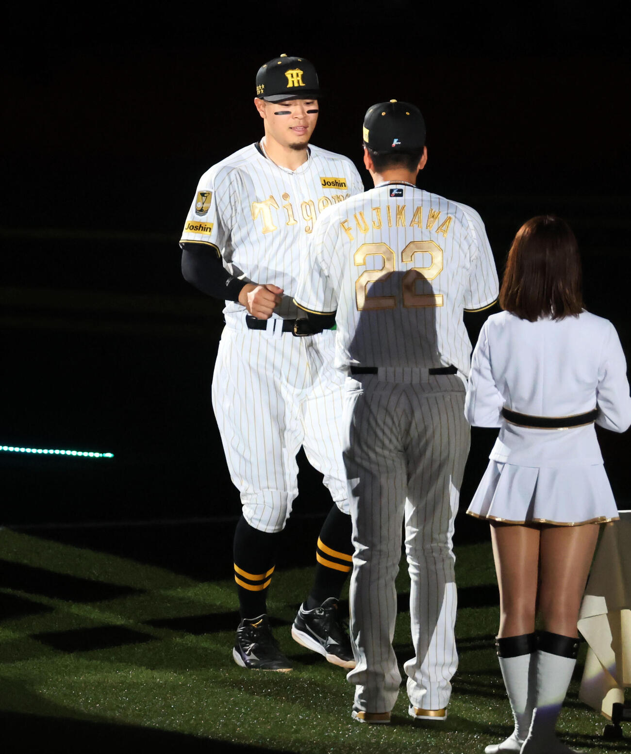阪神対DeNA　試合前、昨年のリーグ優勝記念チャンピオンリング贈呈式が行われ阪神藤川監督（右）から受け取る佐藤（撮影・加藤哉）