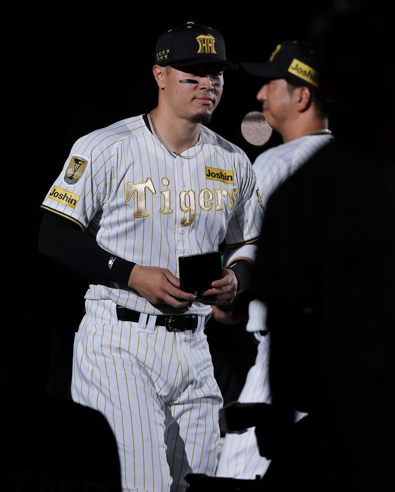 阪神対DeNA　試合前、セレモニーで優勝リングを受け取る阪神佐藤（撮影・上山淳一）