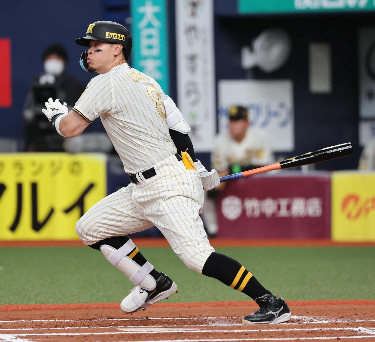阪神対DeNA 6回裏阪神無死、佐藤は内野安打で出塁（撮影・西尾就之）