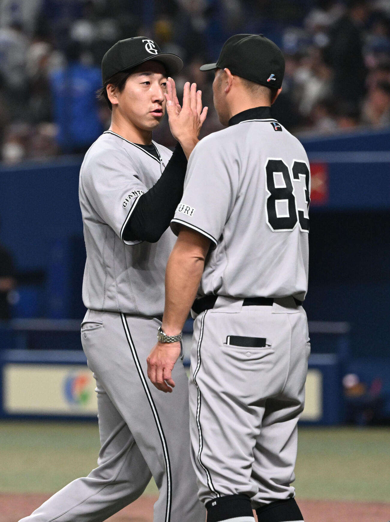 中日対巨人　9回を締めた巨人大勢（左）は巨人阿部監督とタッチ（撮影・和賀正仁）