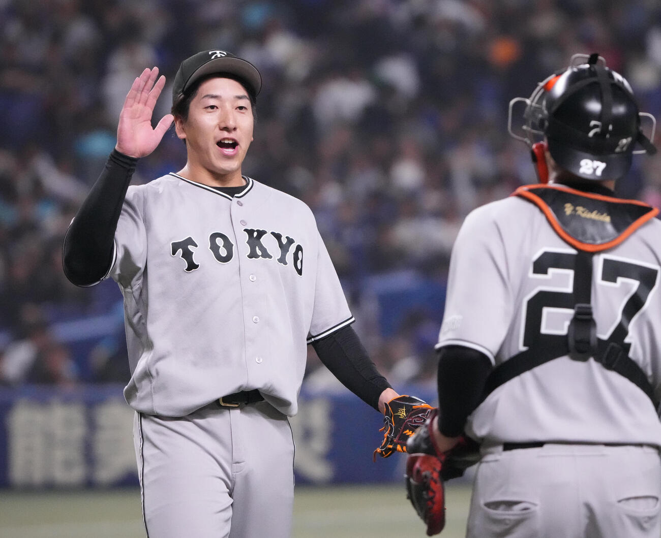 中日対巨人　試合終了、大勢（左）は岸田と喜ぶ（撮影・森本幸一）