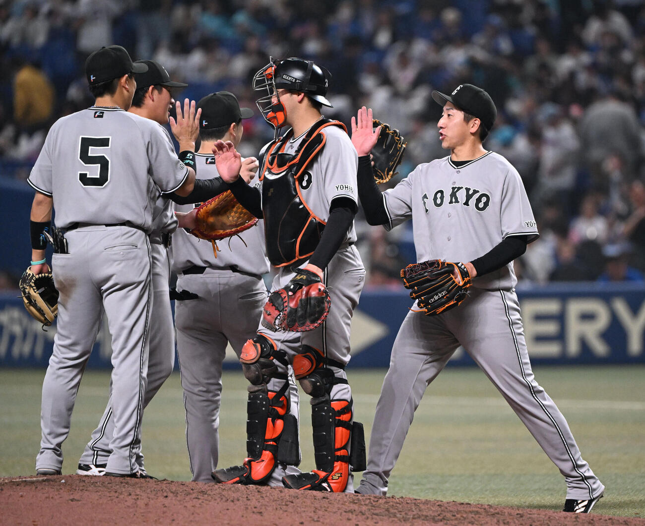 中日対巨人　9回を締めた巨人大勢（右）はナインとハイタッチ（撮影・和賀正仁）
