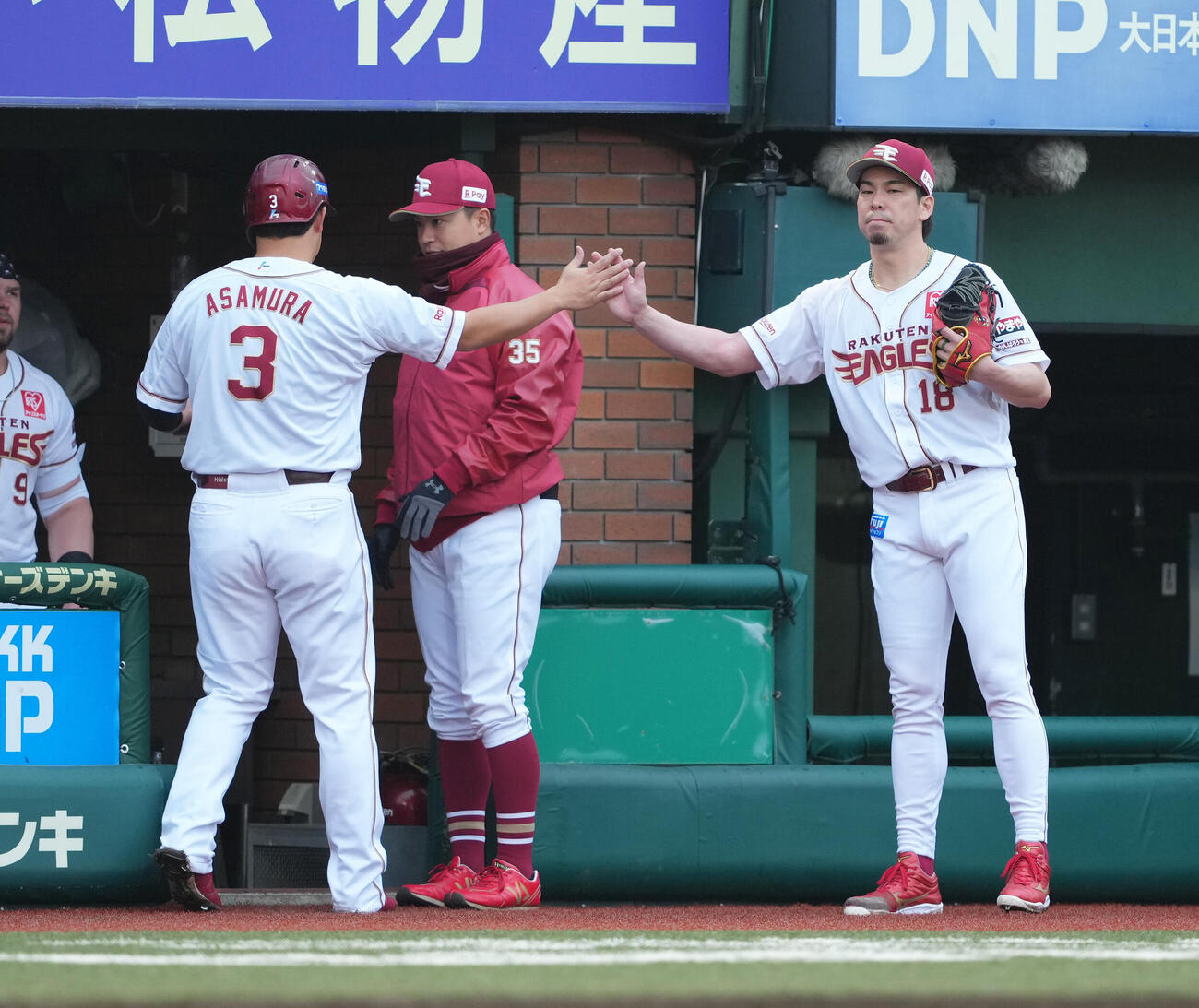 楽天対ソフトバンク　2回裏楽天1死一、三塁、太田の先制適時打で生還した浅村（左）をタッチで迎える前田健（撮影・足立雅史）