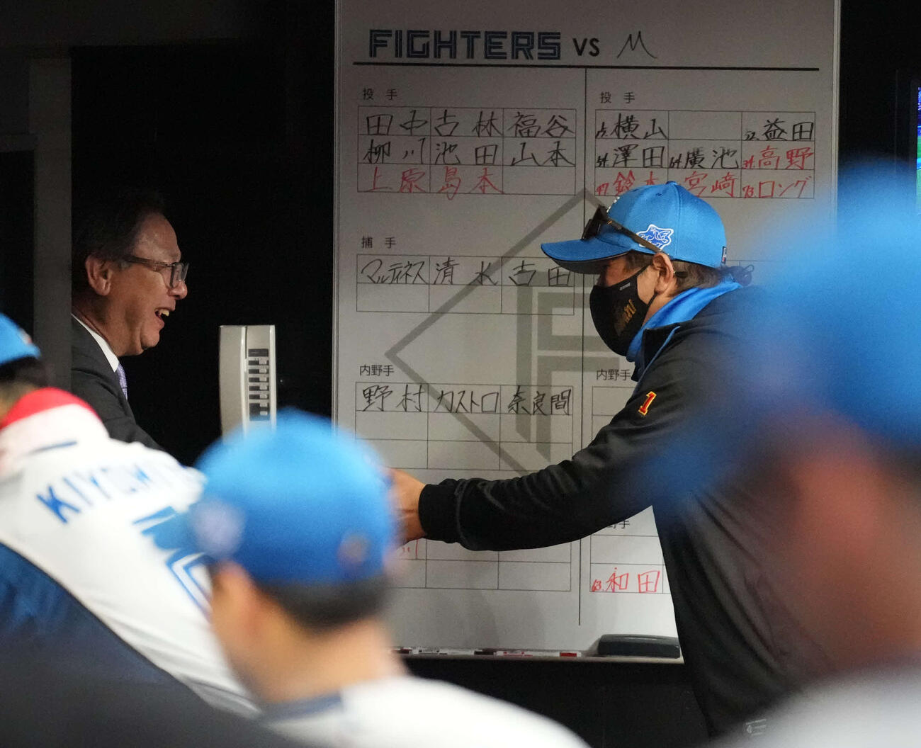 日本ハム対ロッテ　今季初勝利の日本ハム新庄監督（右）（撮影・井上学）