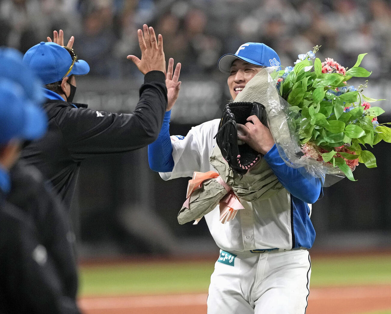 無安打無得点試合を達成し、新庄監督からねぎらいを受ける日本ハム細野（右）（共同）