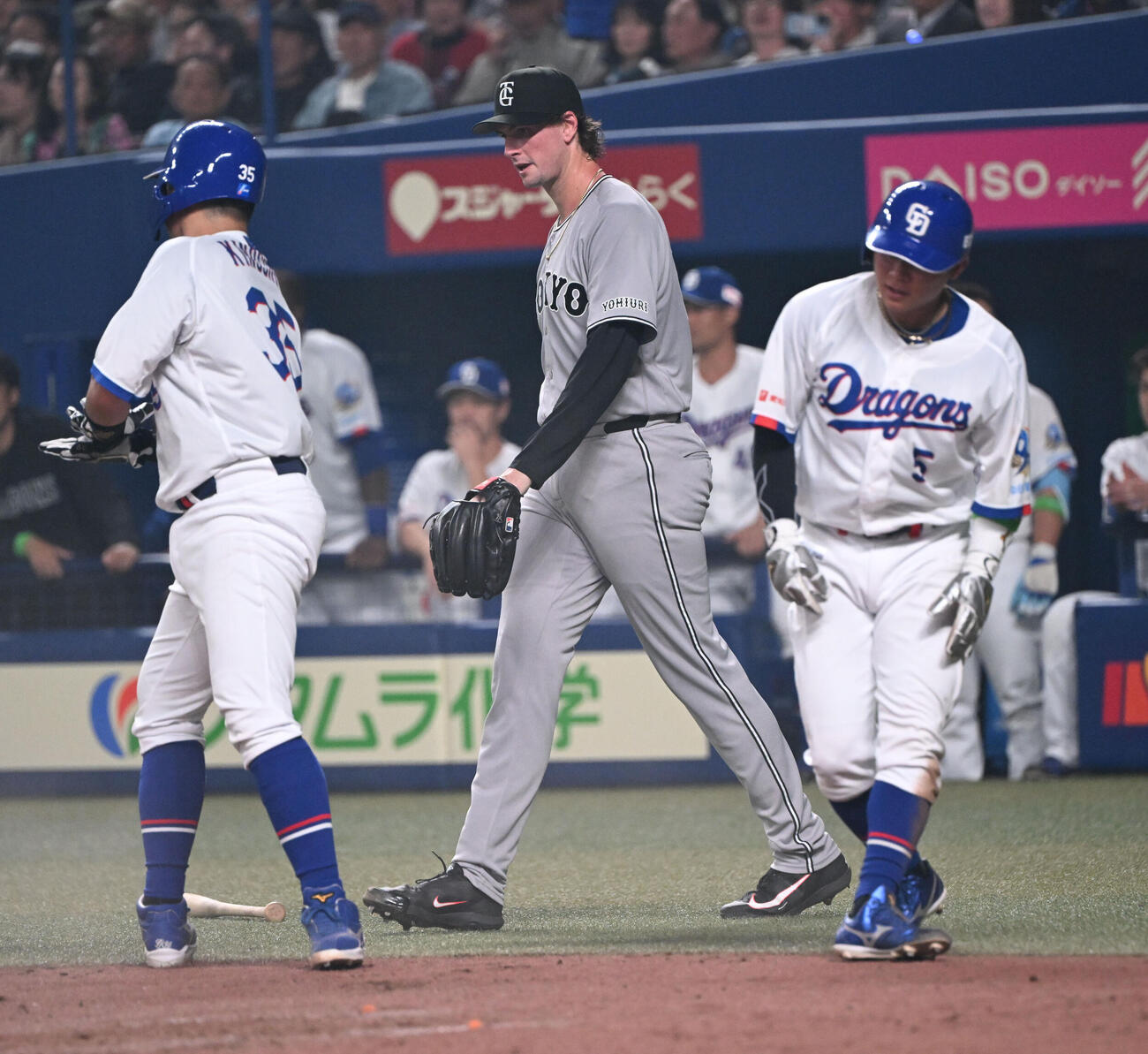 中日対巨人　5回裏中日1死二、三塁、田中の左前打で失点するウィットリー（撮影・和賀正仁）