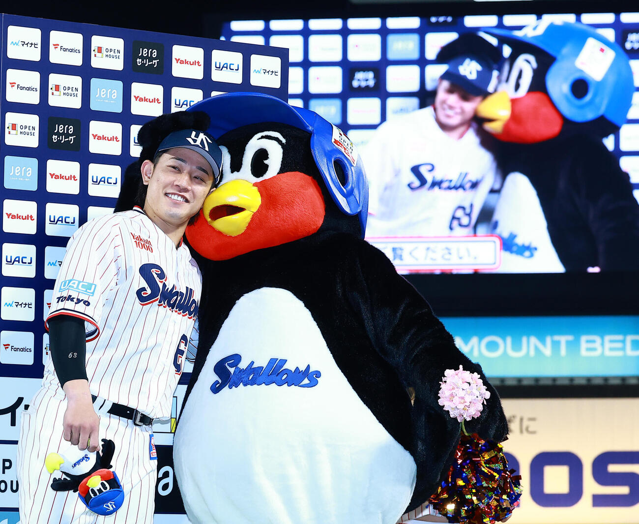 ヤクルト対広島　ヒーローインタビューでヤクルト増田（左）をねぎらうつば九郎（撮影・野上伸悟）