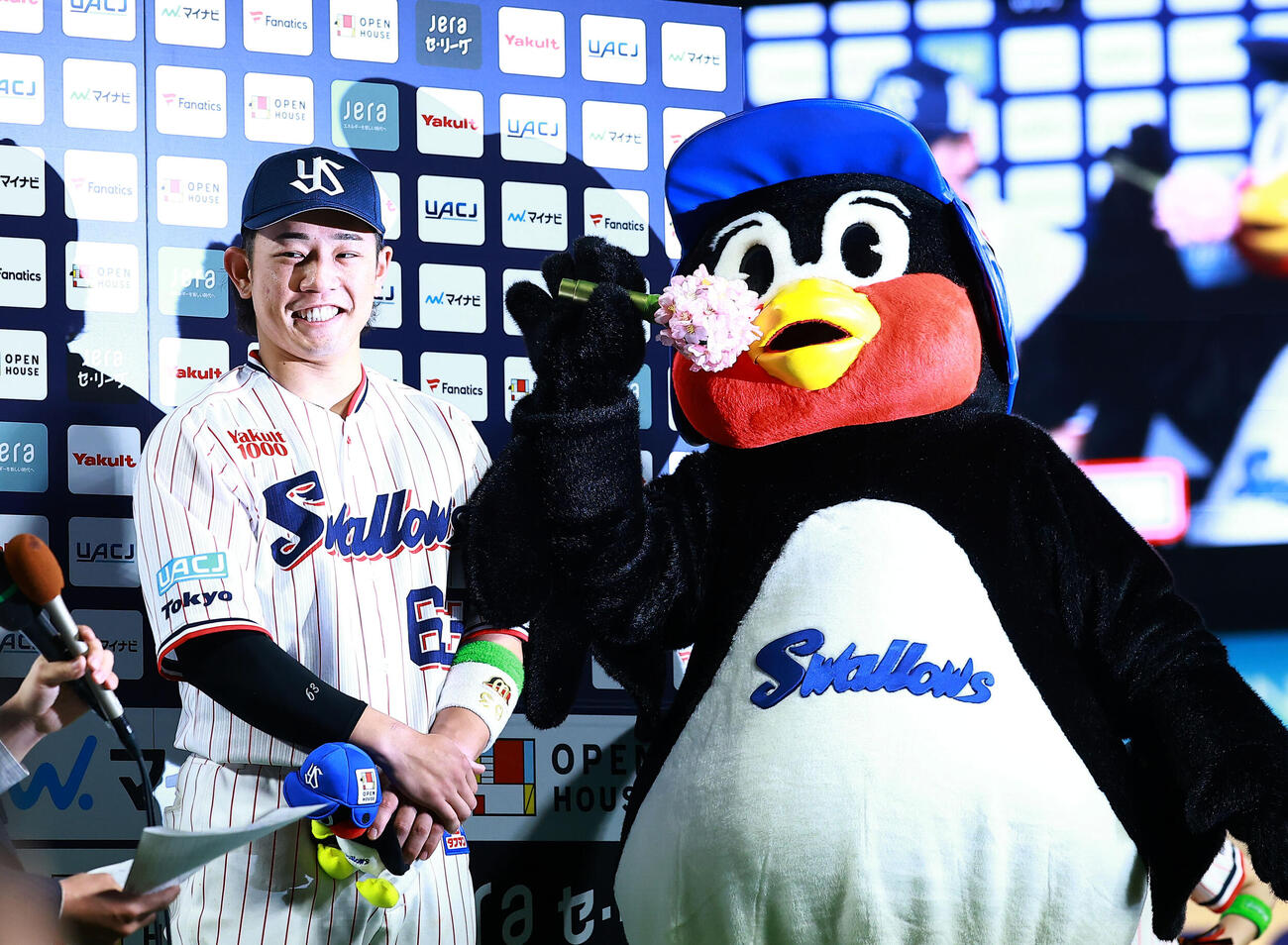 ヤクルト対広島　ヒーローインタビューでヤクルト増田（左）をねぎらうつば九郎（撮影・野上伸悟）
