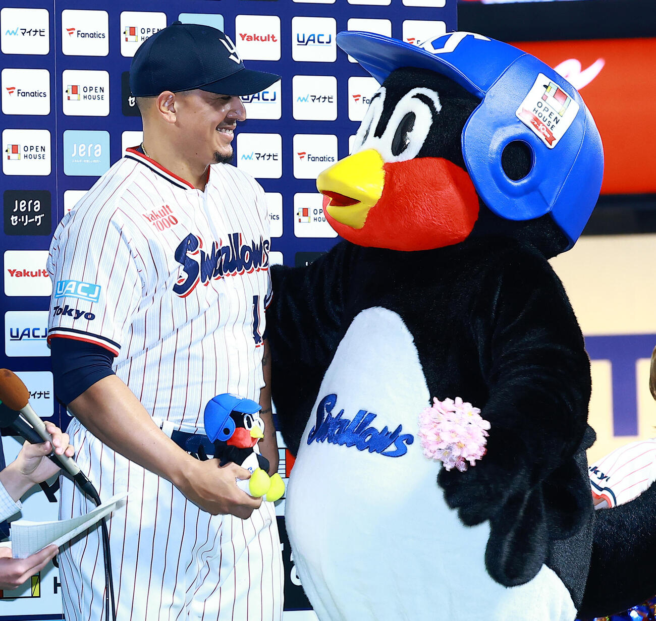 ヤクルト対広島　ヒーローインタビューでヤクルトのオスナ（左）をねぎらうつば九郎（撮影・野上伸悟）