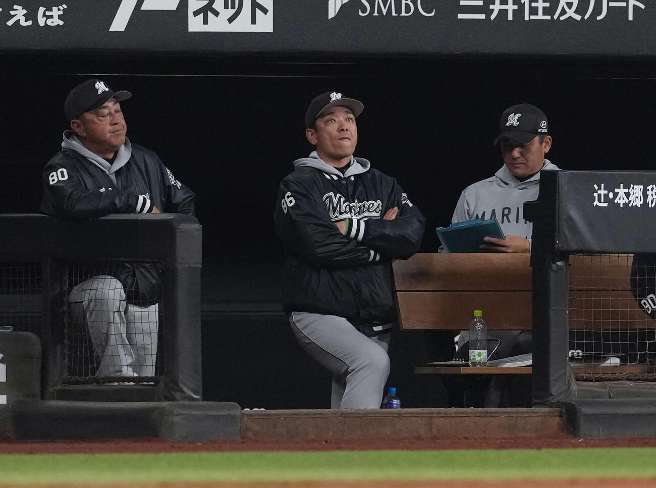 日本ハム対ロッテ　戦況を見つめるロッテ・サブロー監督（中央）（撮影・井上学）