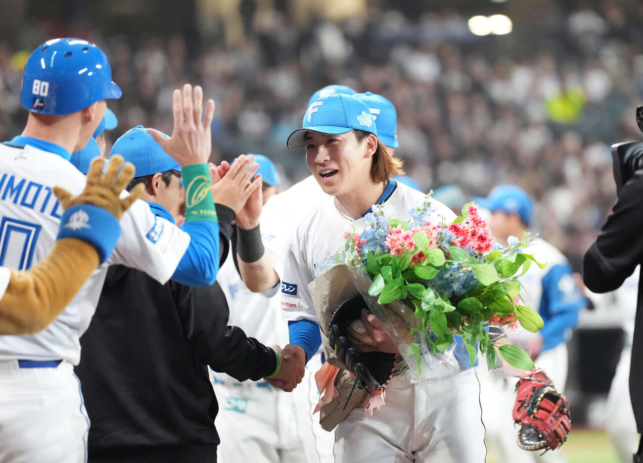 日本ハム対ロッテ　ノーヒットノーランを達成し笑顔の細野（右）は花束を手に笑顔（撮影・井上学）