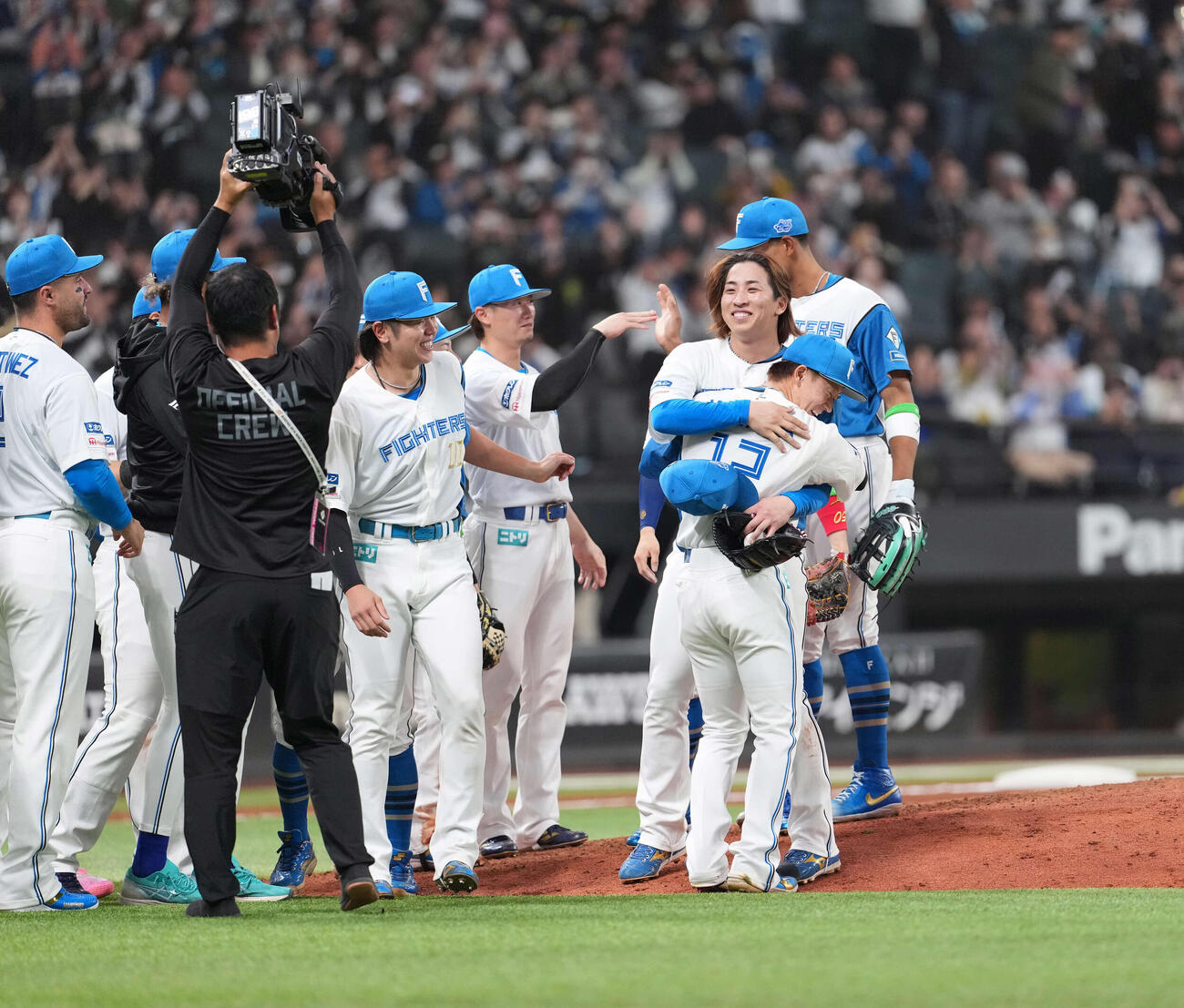日本ハム対ロッテ　ノーヒットノーランを達成し笑顔の細野（中央）（撮影・井上学）