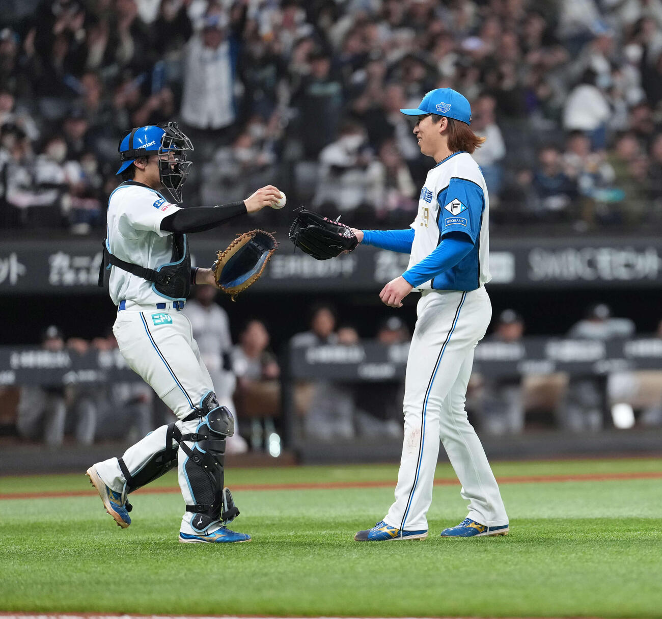日本ハム対ロッテ　ノーヒットノーランを達成し笑顔の細野（右）（撮影・井上学）