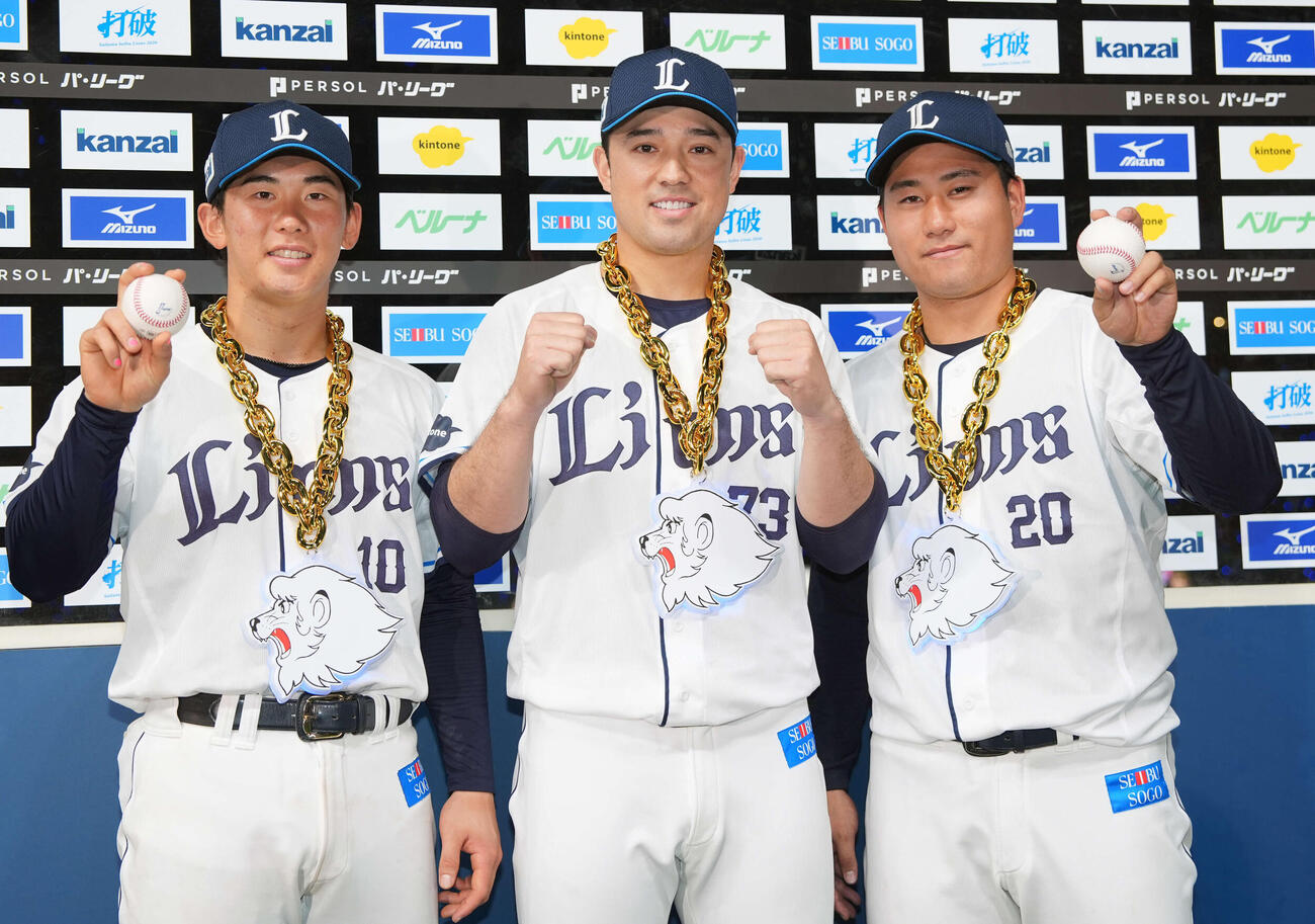 オリックスに勝利しヒーローインタビュー後ポーズする、左から西武小島、林安可、岩城（撮影・小島史椰）