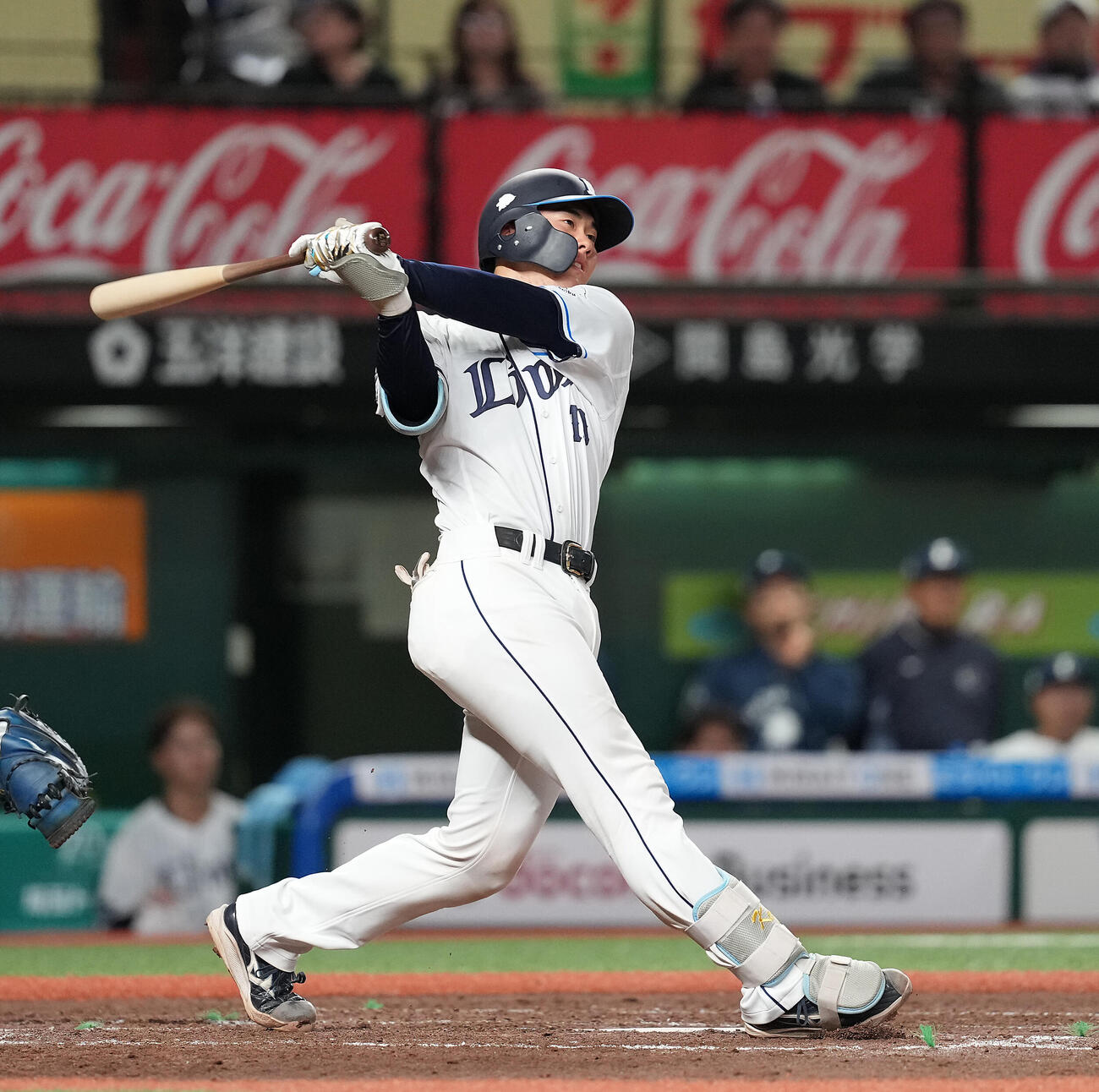 西武対オリックス　4回裏西武無死一塁、右越えに2点本塁打を放つ小島（撮影・たえ見朱実）