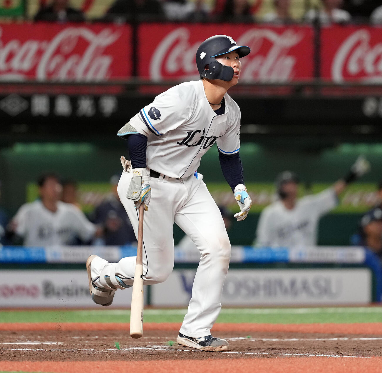 西武対オリックス　4回裏西武無死一塁、右越えに2点本塁打を放った小島（撮影・たえ見朱実）