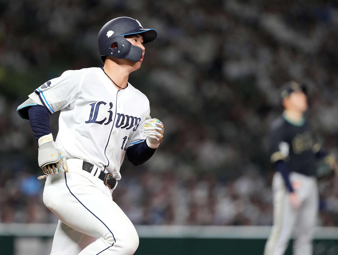 西武対オリックス　4回裏西武無死一塁、右越えに2点本塁打を放った小島（撮影・たえ見朱実）
