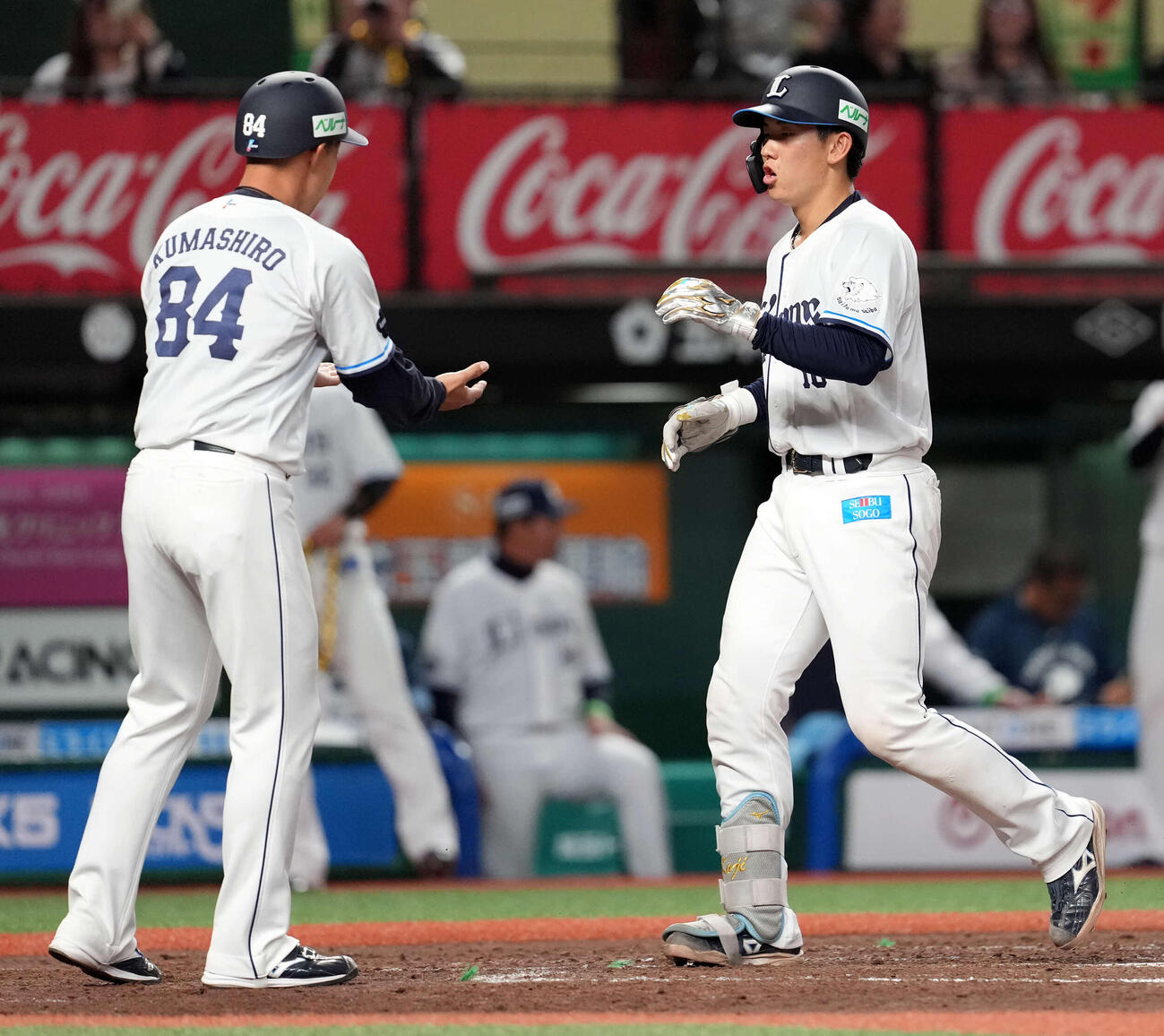 西武対オリックス　4回裏西武無死一塁、右越えに2点本塁打を放った小島（撮影・たえ見朱実）