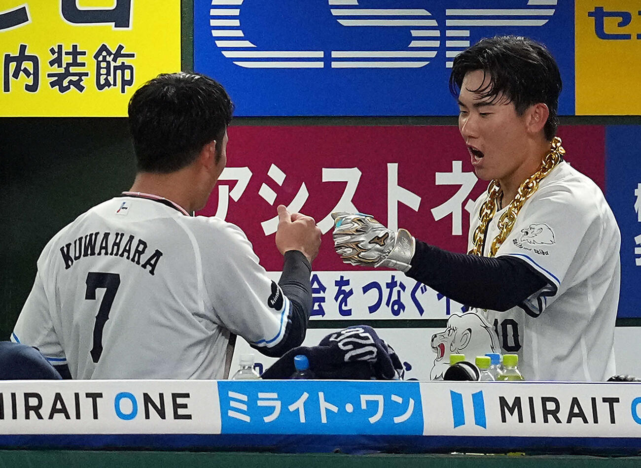 西武対オリックス　4回裏西武無死一塁、右越えに2点本塁打を放ちベンチで桑原とグータッチをする小島（撮影・たえ見朱実）