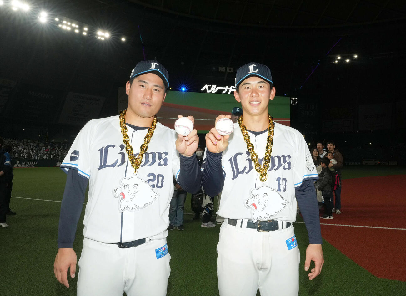 西武対オリックス　笑顔を見せる西武岩城（左）と小島（撮影・たえ見朱実）