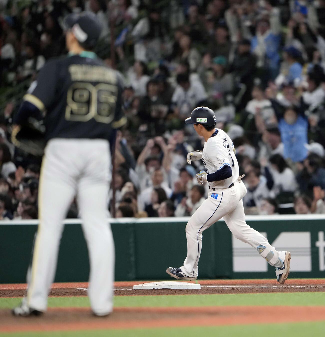西武対オリックス　4回裏西武無死一塁、2点本塁打を放つ小島（撮影・小島史椰）